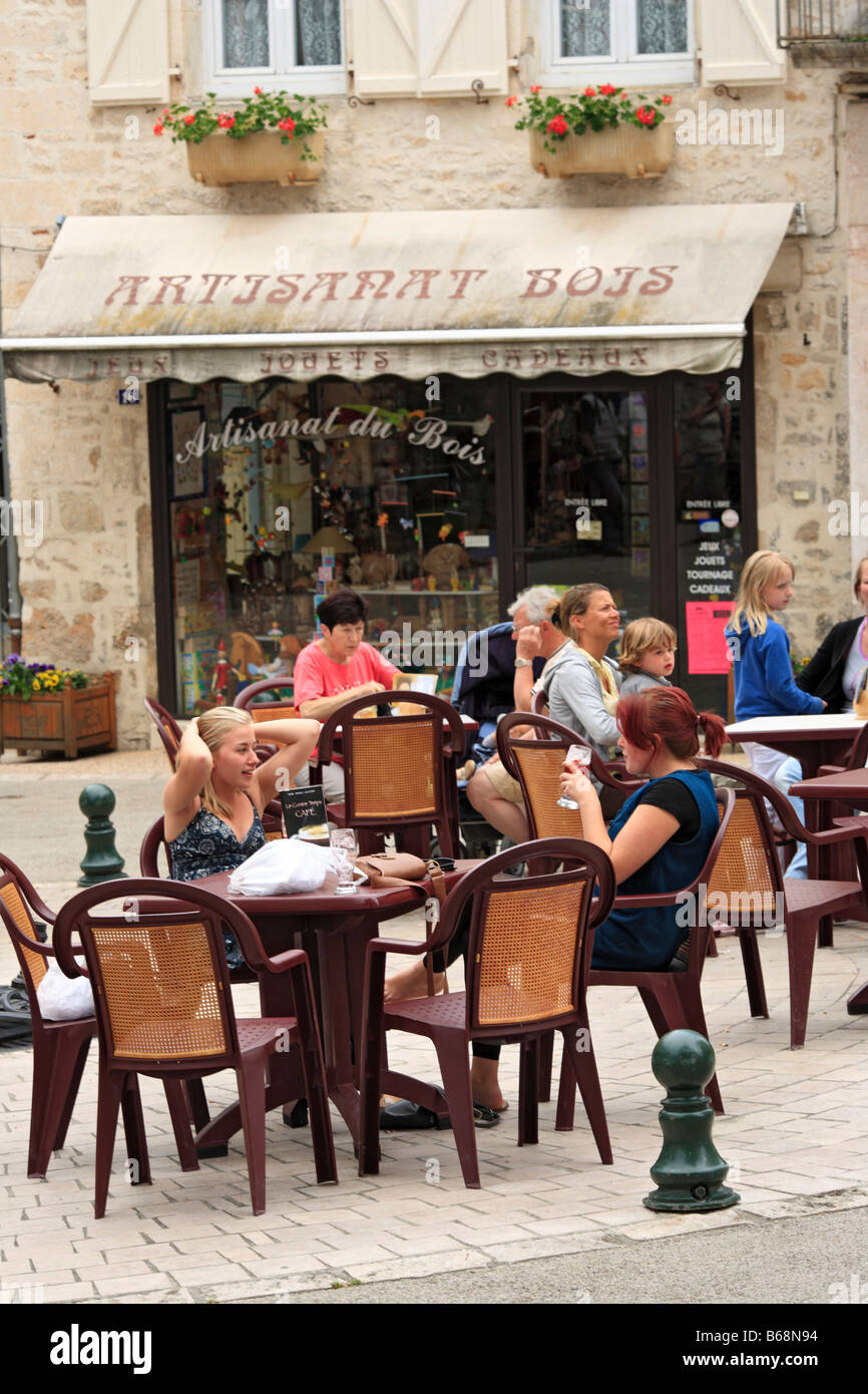 Menschen sitzen und Relaxen im Straßencafé, Souillac, Frankreich Stockfoto
