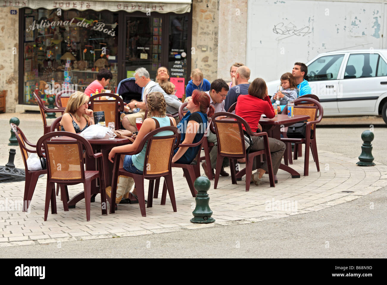 Menschen sitzen und Relaxen im Straßencafé, Souillac, Frankreich Stockfoto