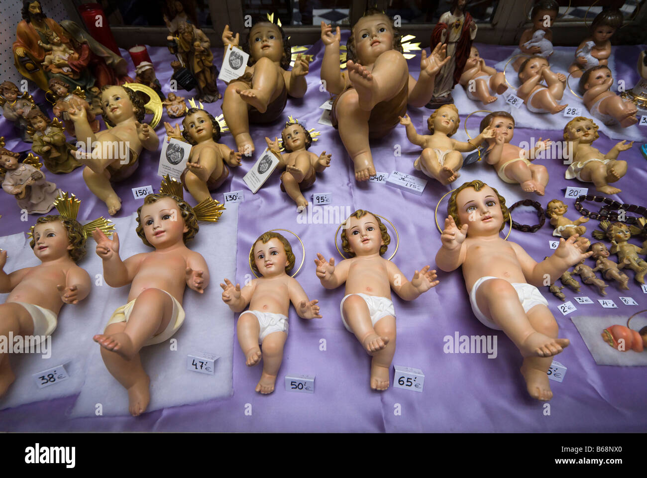 Kunststoff Baby Jesus Geburt Modelle zum Verkauf im Schaufenster Valencia, Spanien Stockfoto
