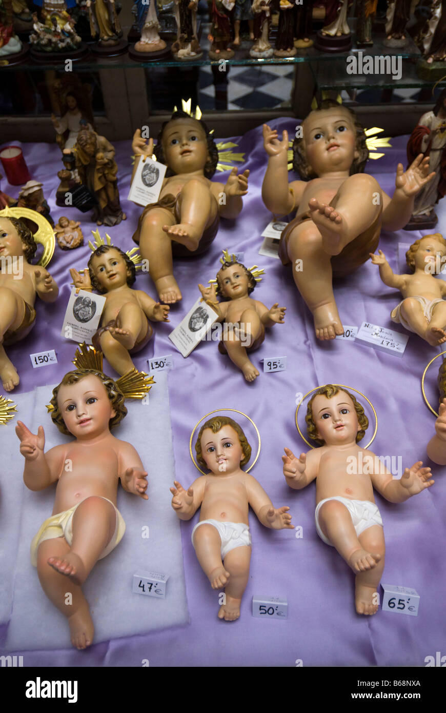 Kunststoff Baby Jesus Geburt Modelle zum Verkauf im Schaufenster Valencia, Spanien Stockfoto