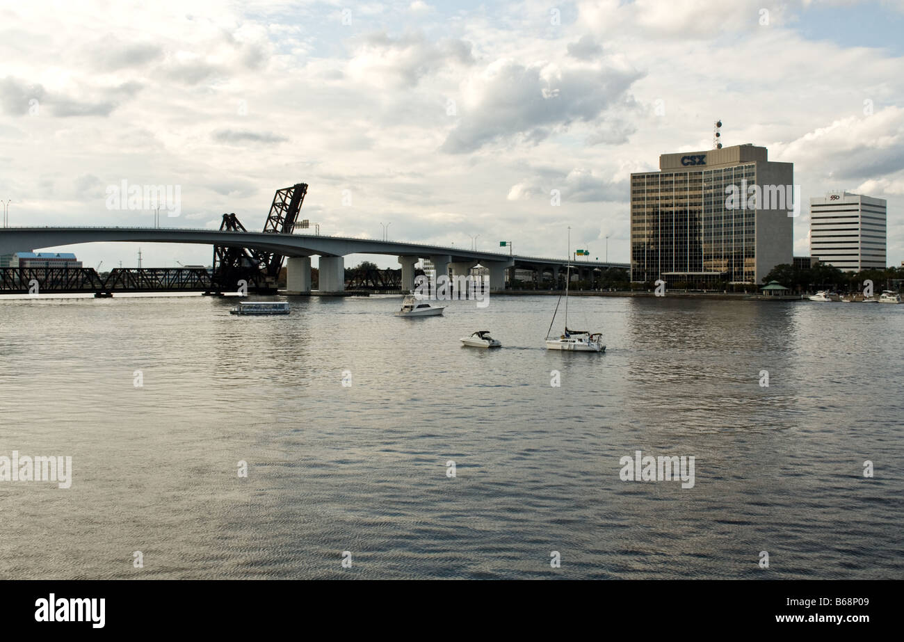 Brücke über den St. John River mit Booten und Hochhäuser im Hintergrund in Jacksonville Florida Stockfoto