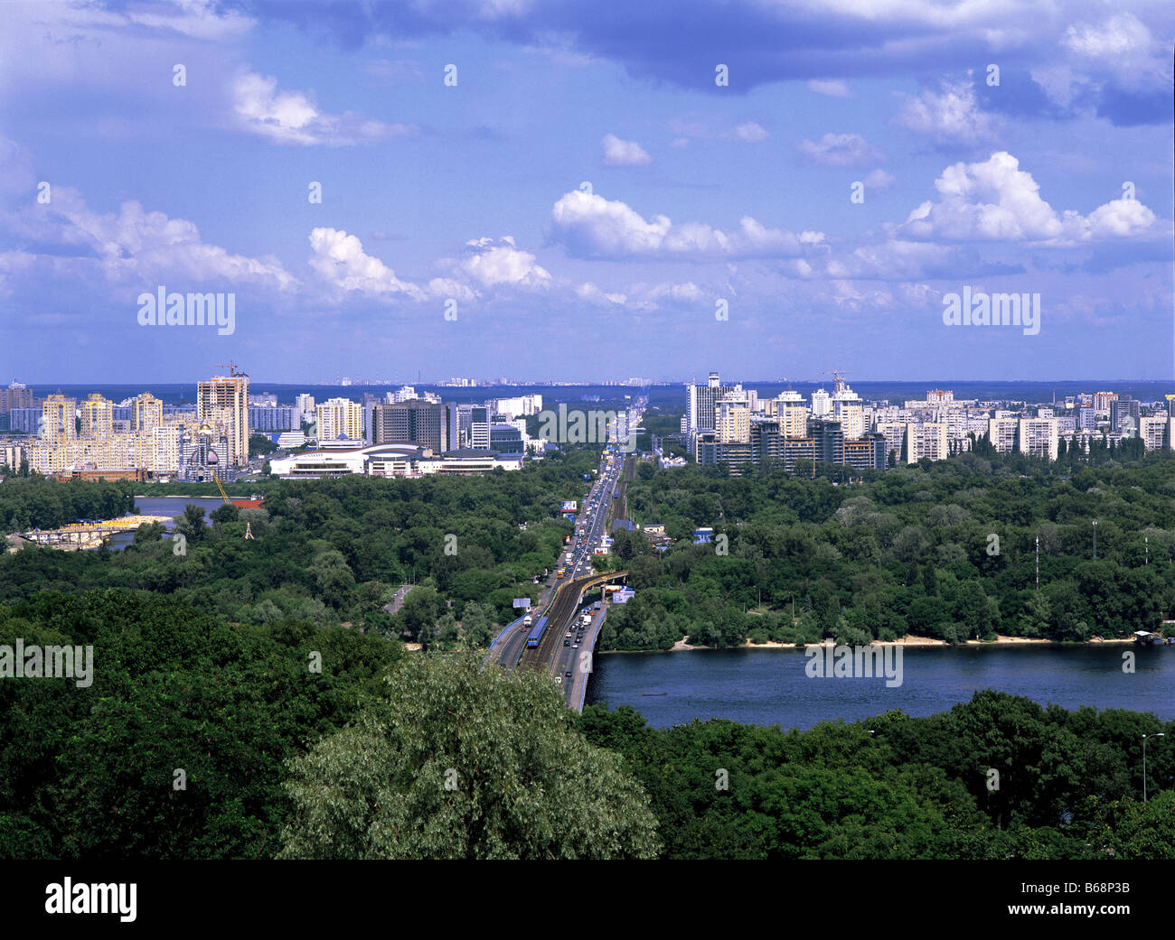 Blick auf Dnjepr und Stadt von Vichinoyi Slavy Park, Kiew, Ukraine Stockfoto