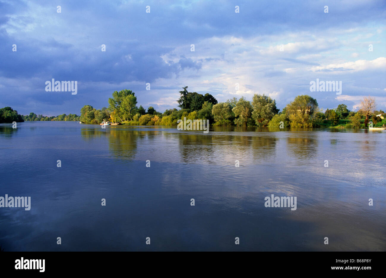 geschwollen und überfluteten Fluss Stockfoto