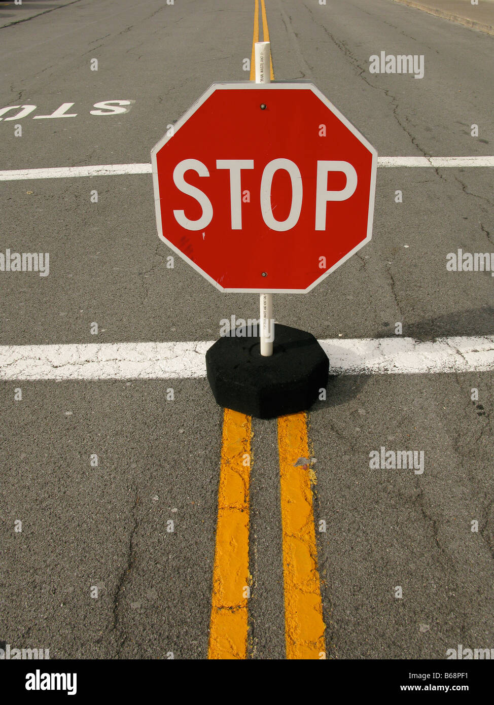 Temporäre Stop-Schild am Zebrastreifen. Stockfoto