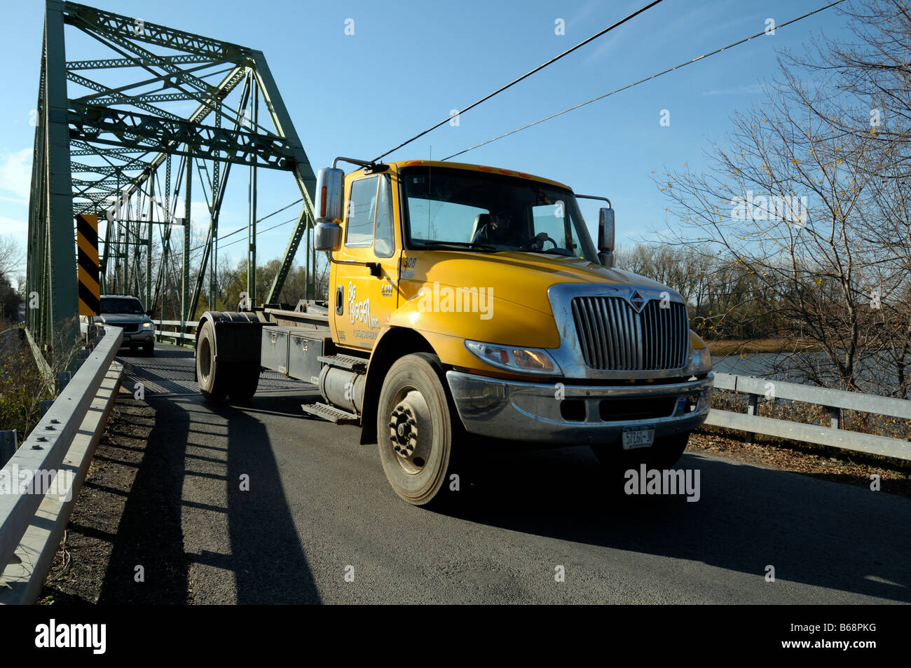 LKW über einspurige Brücke über den Erie-Kanal in Makedonien NY, USA. Stockfoto