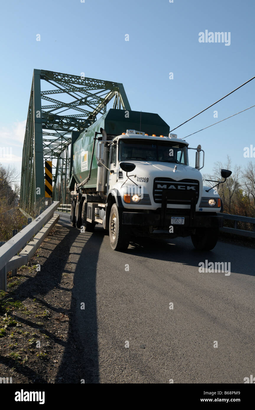 LKW über einspurige Brücke über den Erie-Kanal in Makedonien NY, USA. Stockfoto