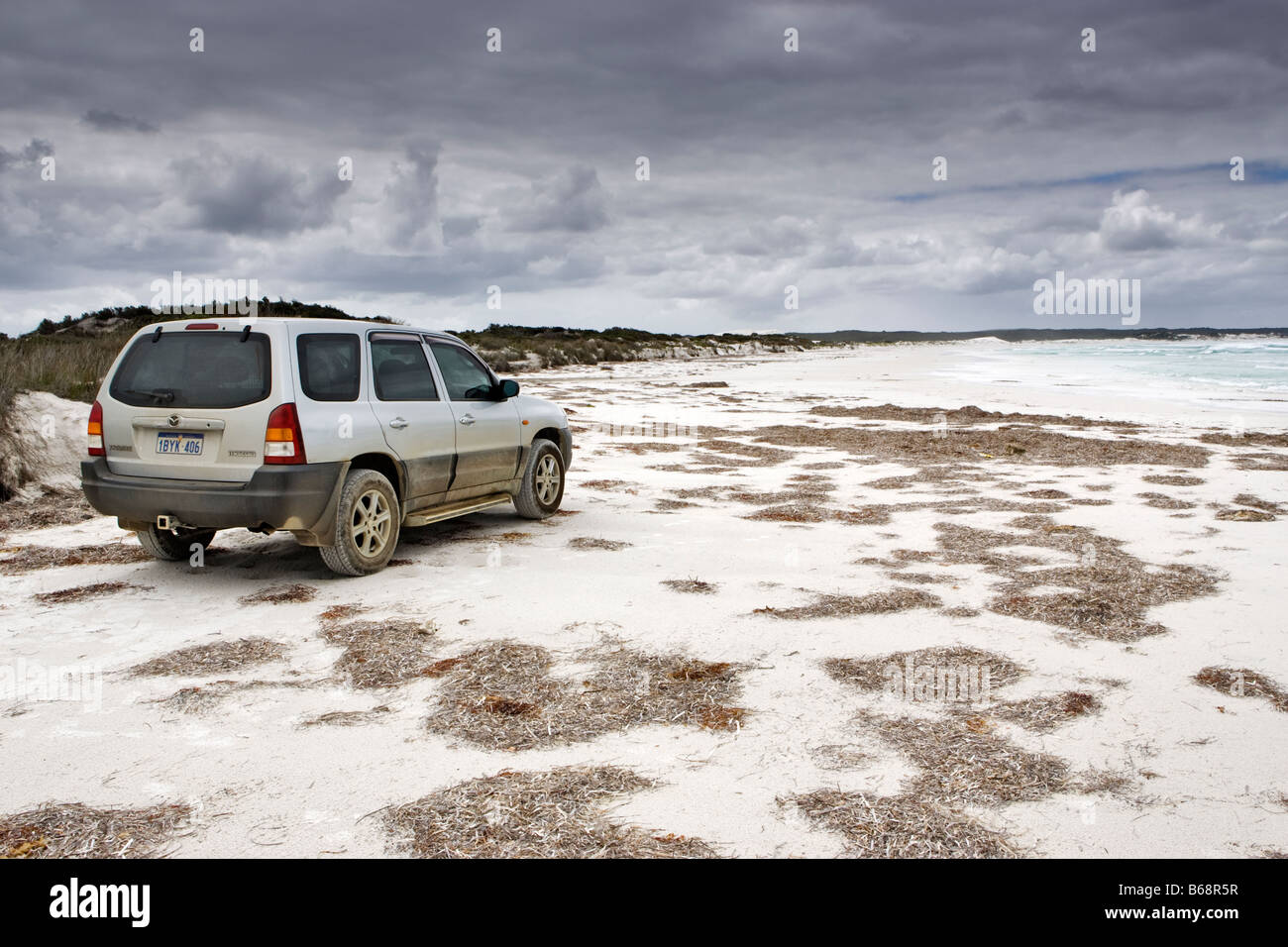 Ein 4wd parkte am Dunn Felsstrand im Cape Le Grand National Park in der Nähe von Esperance, Western Australia Stockfoto