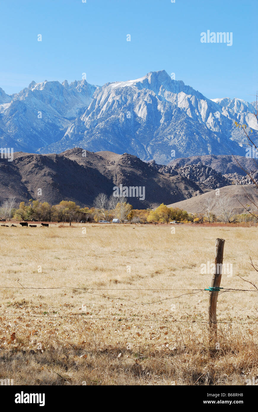 Die Sierra Nevada mit den Alabama Hills in mittleren Entfernung von der Stadt von Lone Pine Owens Valley Kalifornien USA Stockfoto