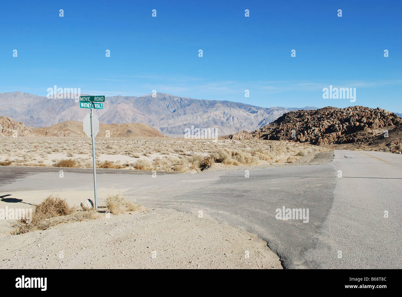 Lone Pine Road CA Film mit Whitney Portal-Straße und der Alabama Hills im Bereich, wo viele western-Filme gedreht wurden Stockfoto