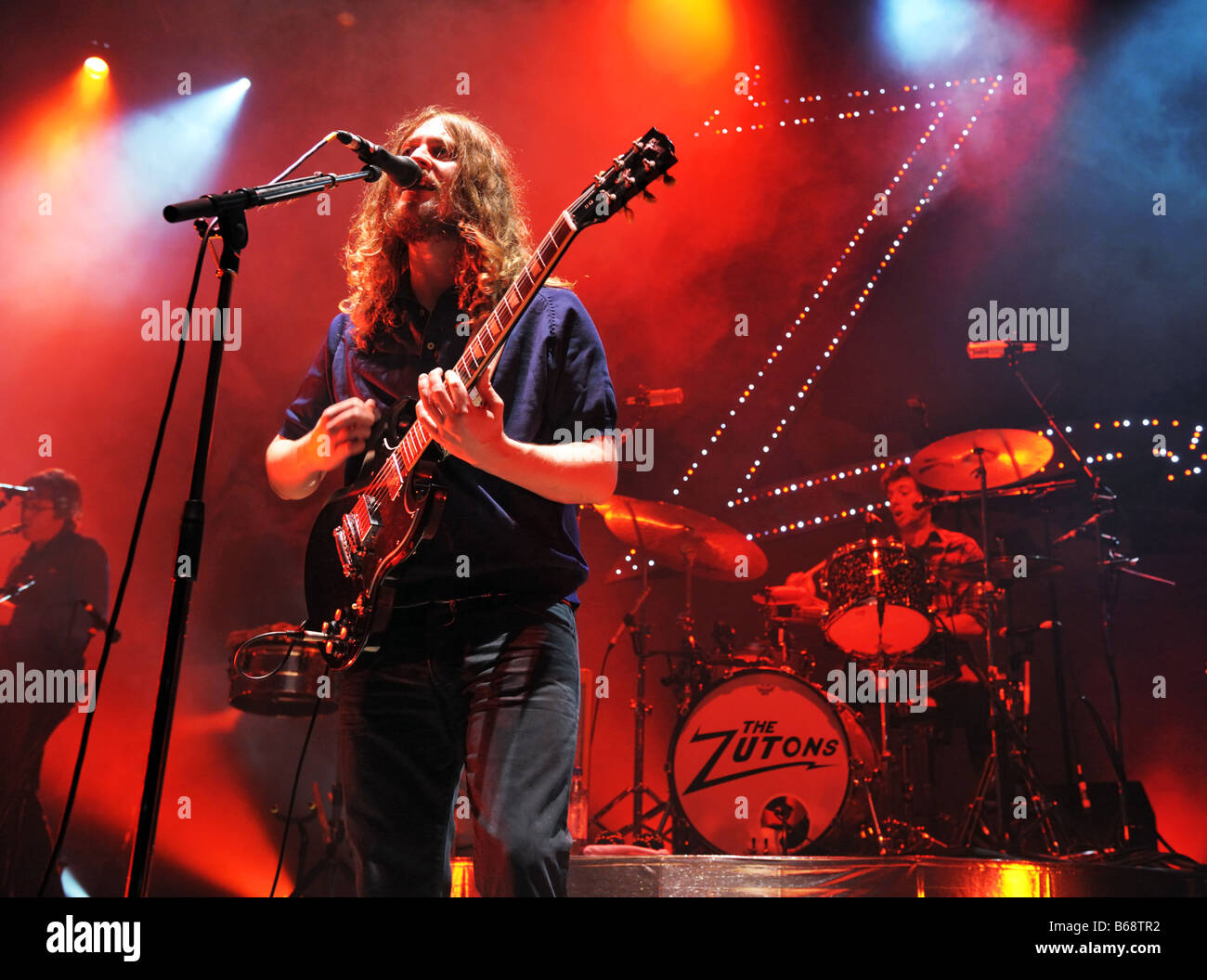 Dave McCabe, Centre und The Zutons, auf der Bühne bei Stoke, UK 2. Dezember 2008 Stockfoto