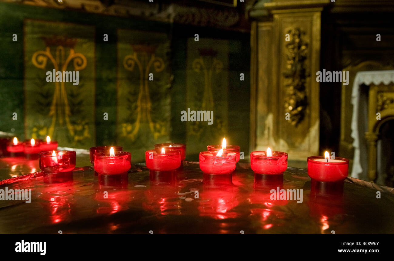 Kerzen in der Kirche Notre Dame des Anges, Collioure, Pyrennees-Orientales, Frankreich Stockfoto