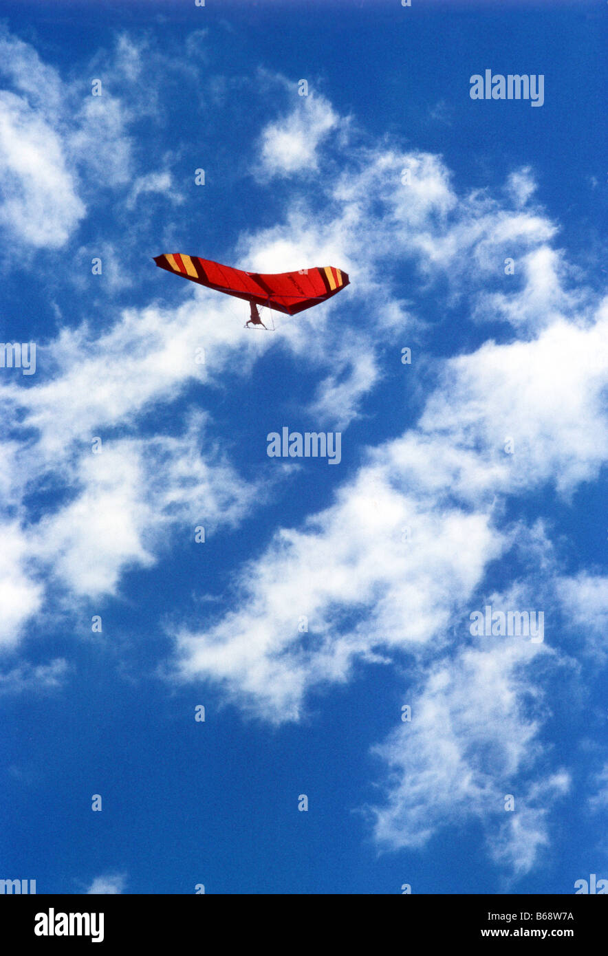 Drachenflieger steigt gegen blauen Himmel Stockfoto