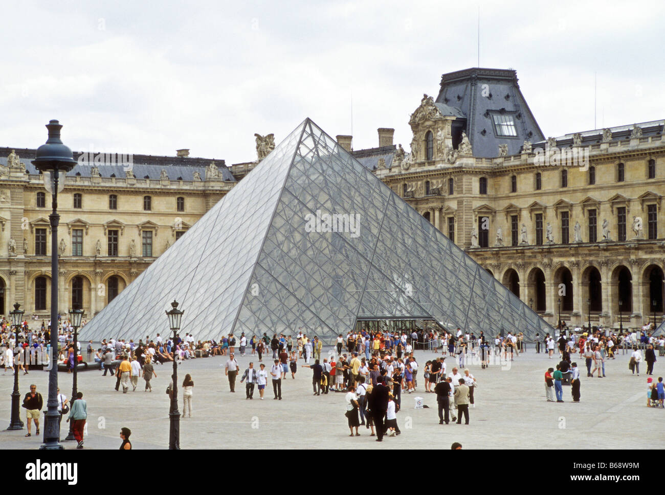 Pyramide-Eingang zum Louvre in Paris, von I. M. Pei entworfen. Stockfoto