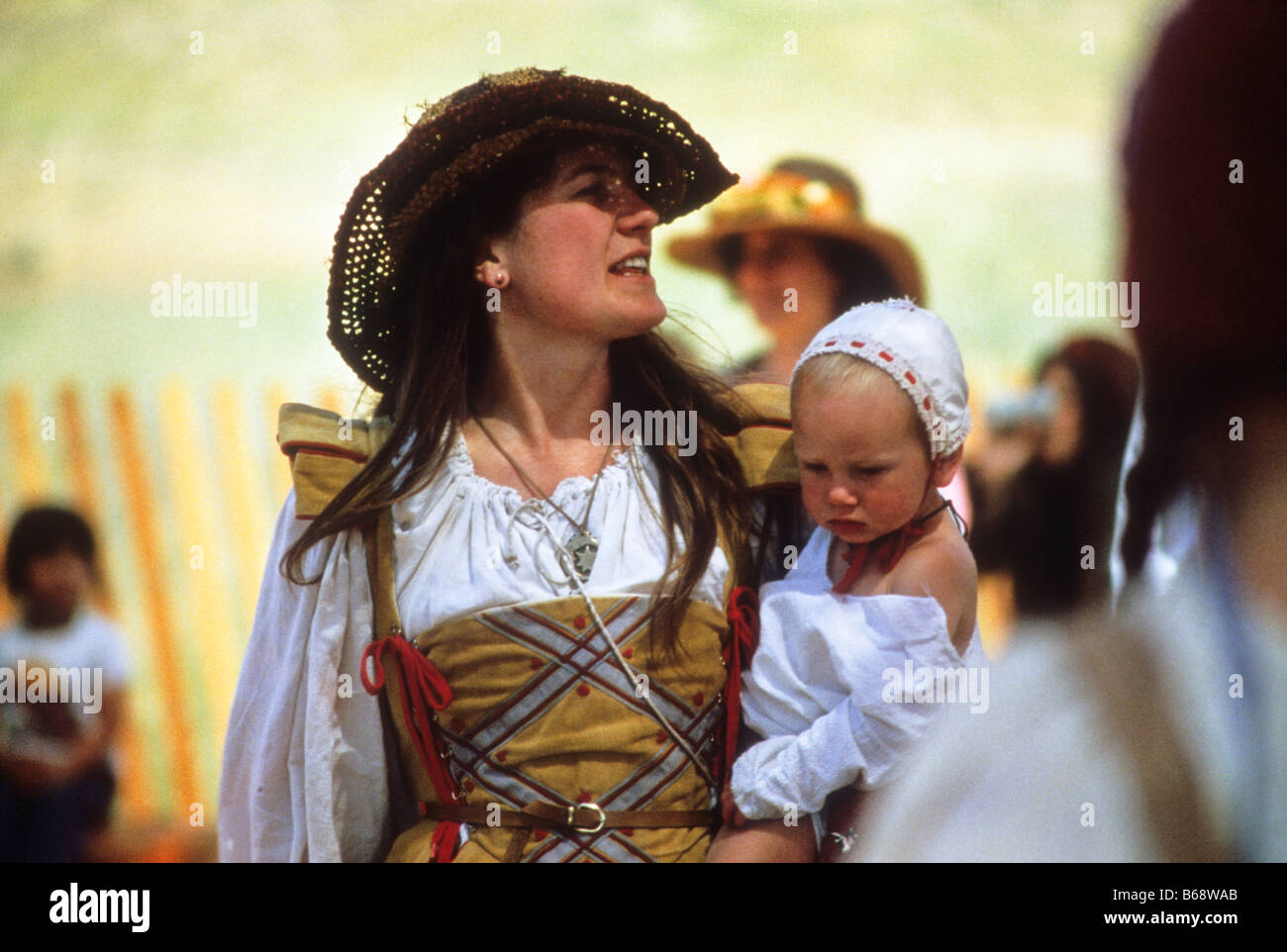 Eine Frau, gekleidet in antiken Stil Kleidung führt bei Renaissance Faire in Kalifornien Stockfoto