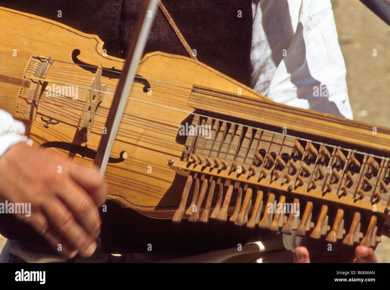 Antike stringed Musikinstrument ist auf Renaissance Faire verbeugte sich. Stockfoto