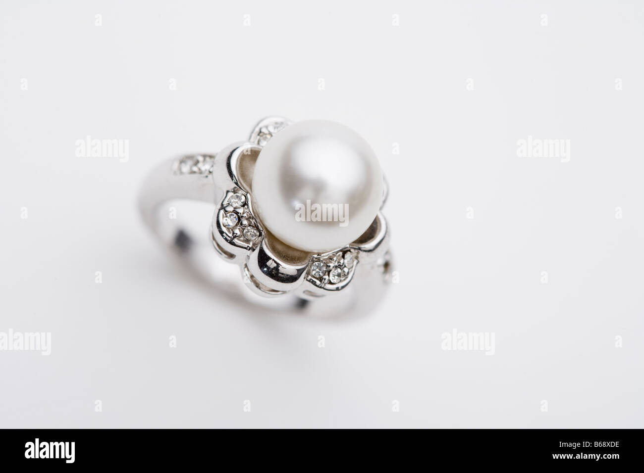 Ring mit Perle Stockfoto