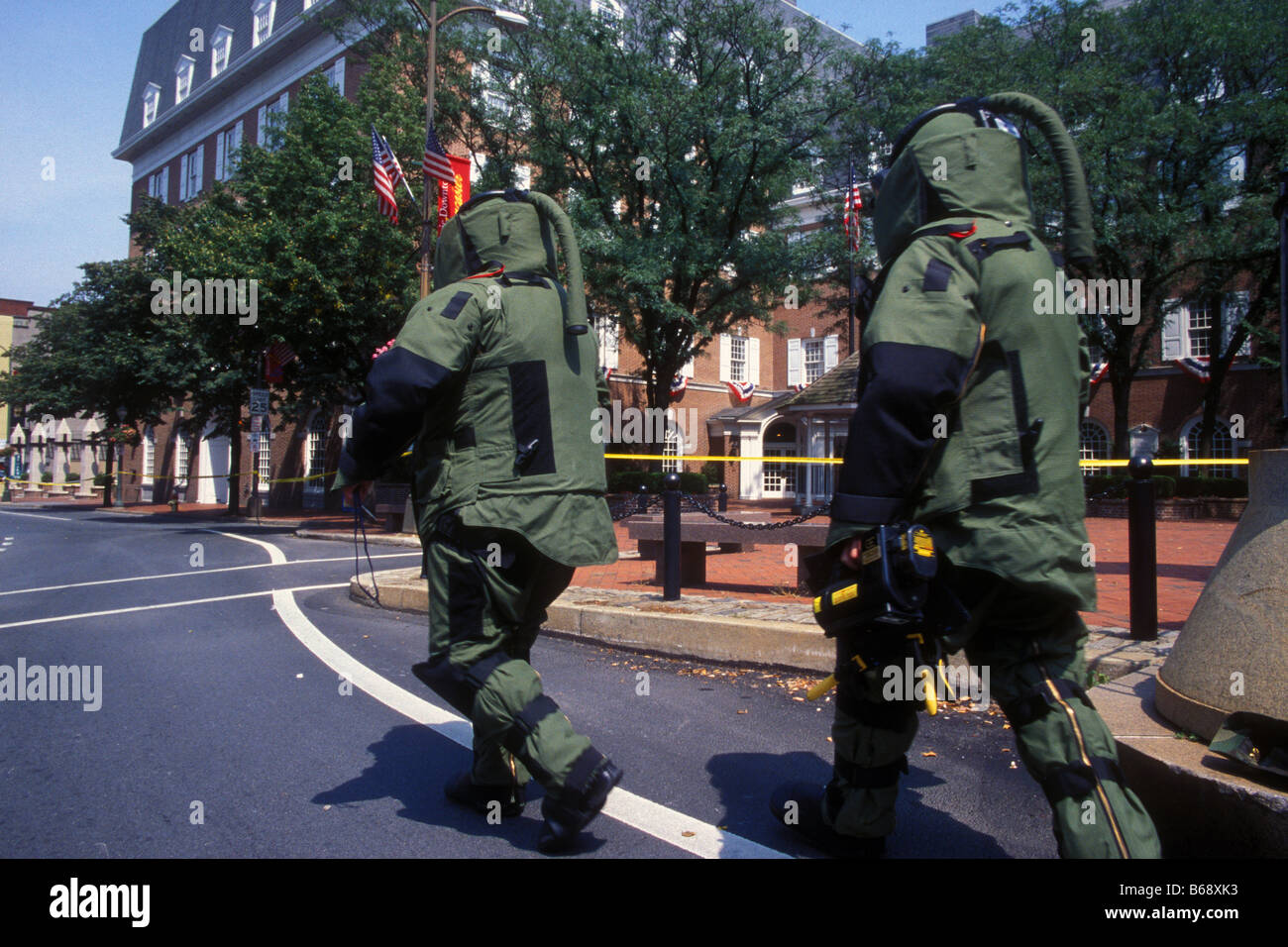 Bombe Beseitigung Armee-Einheit in Schutzanzüge untersuchen eine verdächtige Bombe in Lancaster Pennsylvania USA Stockfoto