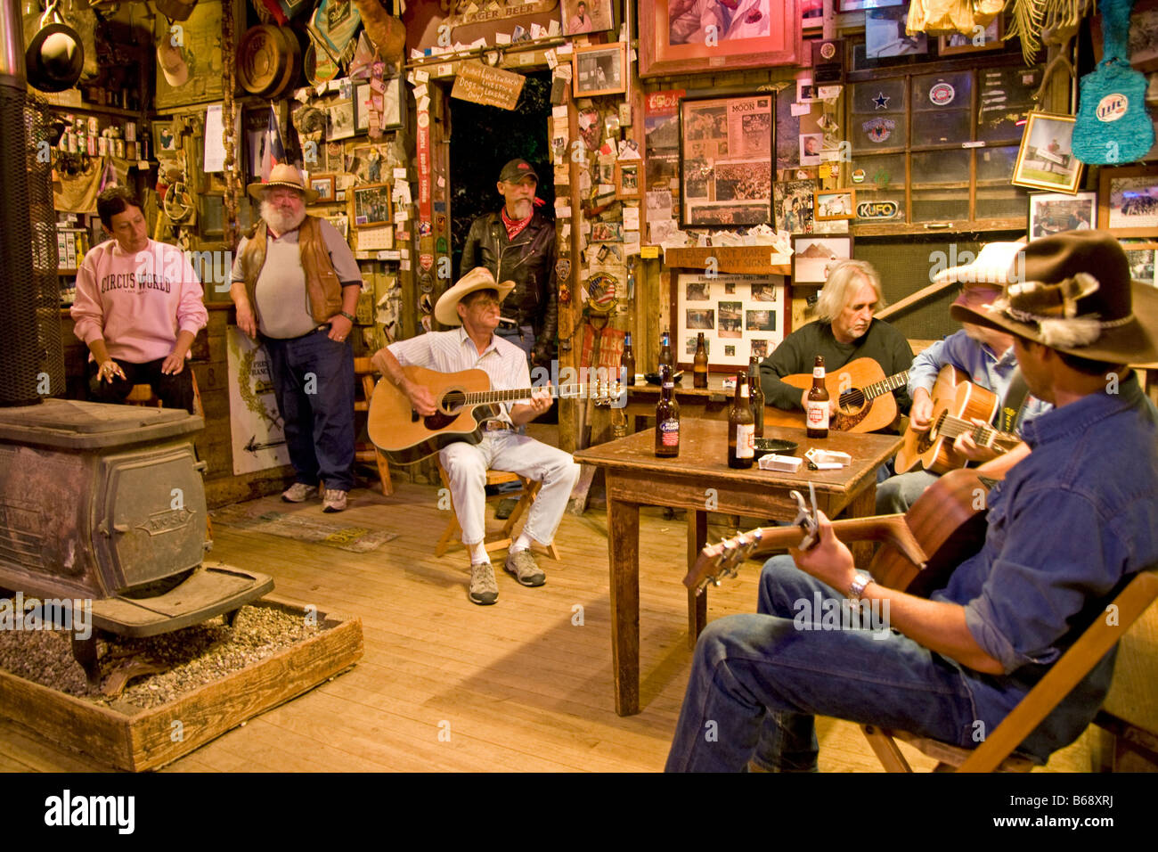Texas Hill Country, Luckenbach Gemischtwarenladen, Hinterzimmer Taverne, Musiker-Jam-session Stockfoto