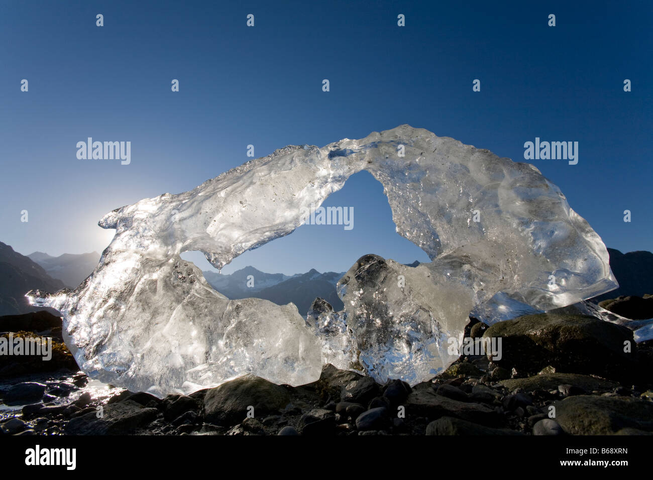 USA Alaska Glacier Bay Nationalpark schmelzenden Eisberg aus Lamplugh Gletscher bei Sonnenuntergang Stockfoto