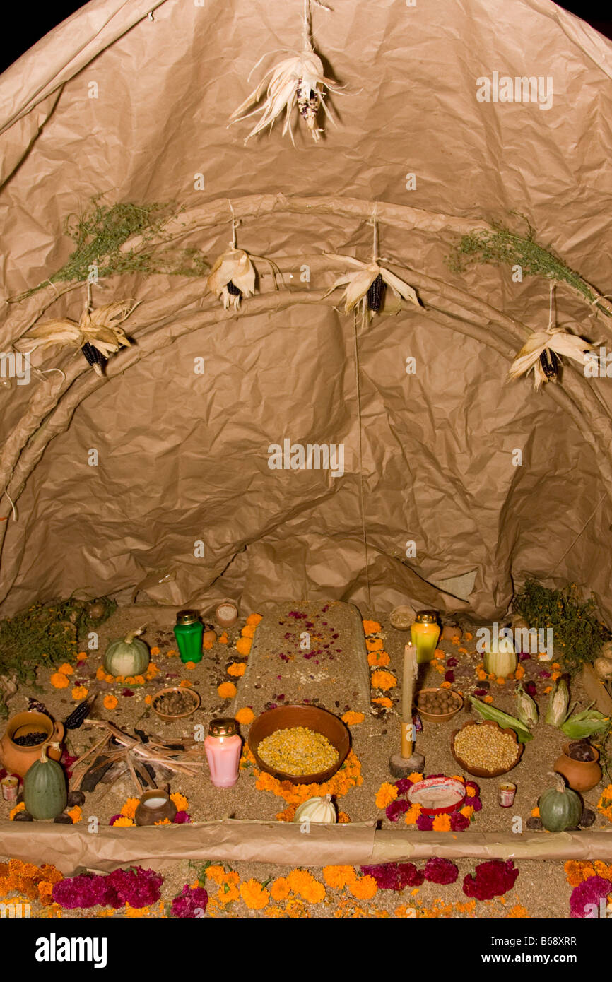 Oaxaca, Mexiko. Day of the Dead.  Altar in Gedenken an die Toten nur prä-hispanischen Pre-Christian Motive und Themen. Stockfoto