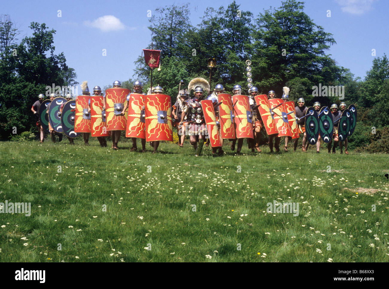 Römische Reenactment Ermine Street Guard in Schlachtordnung Keil bewaffnete Soldaten Schwerter, Schilde Aufladen laden Stockfoto