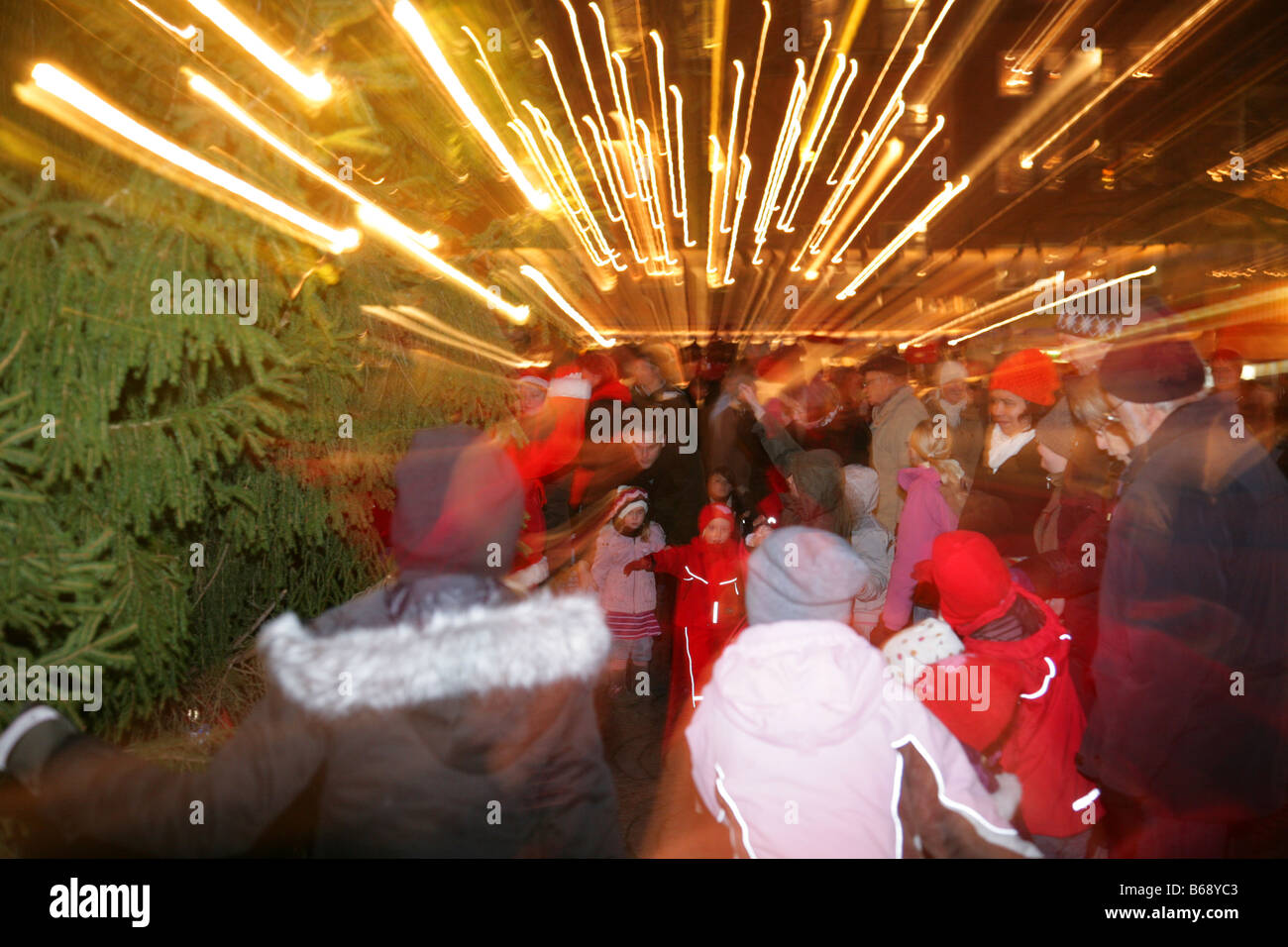 Christmas fair glücklich schwedischen traditionellen Tanz um den Weihnachtsbaum Stockfoto