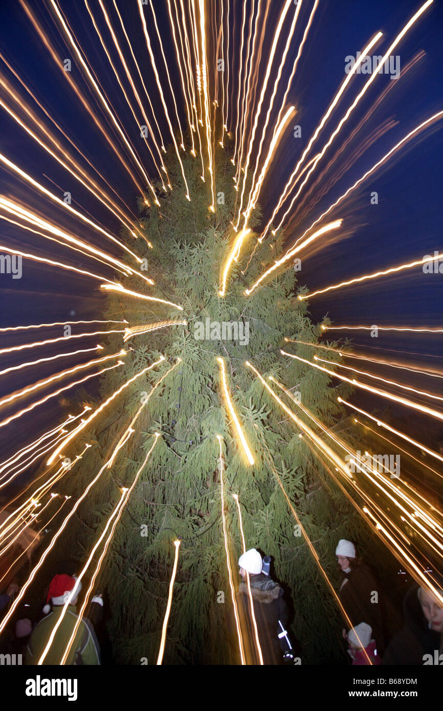 Christmas fair glücklich schwedischen traditionellen Tanz um den Weihnachtsbaum Stockfoto