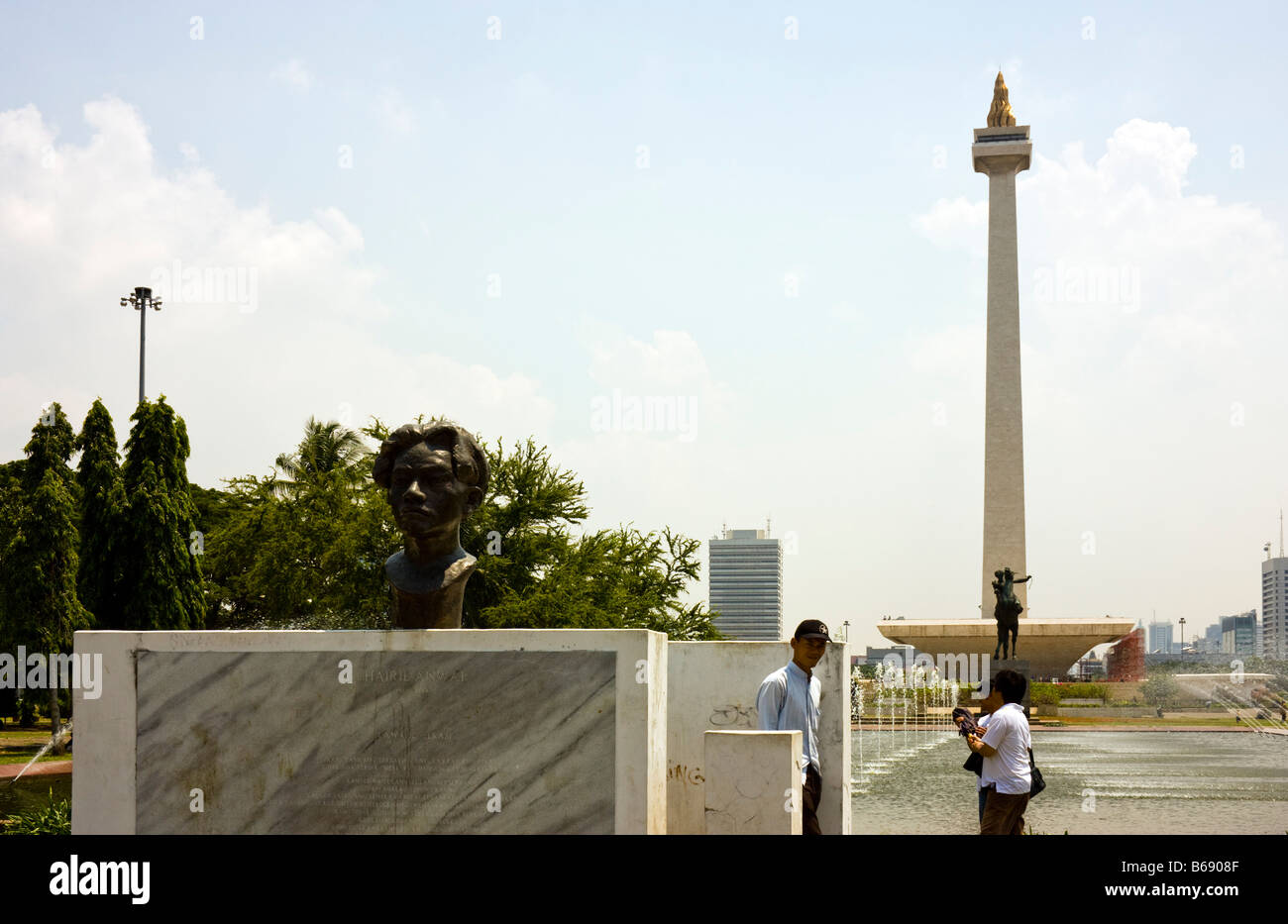 Nationaldenkmal in Jakarta und Statue von Chairil Anwar Stockfoto