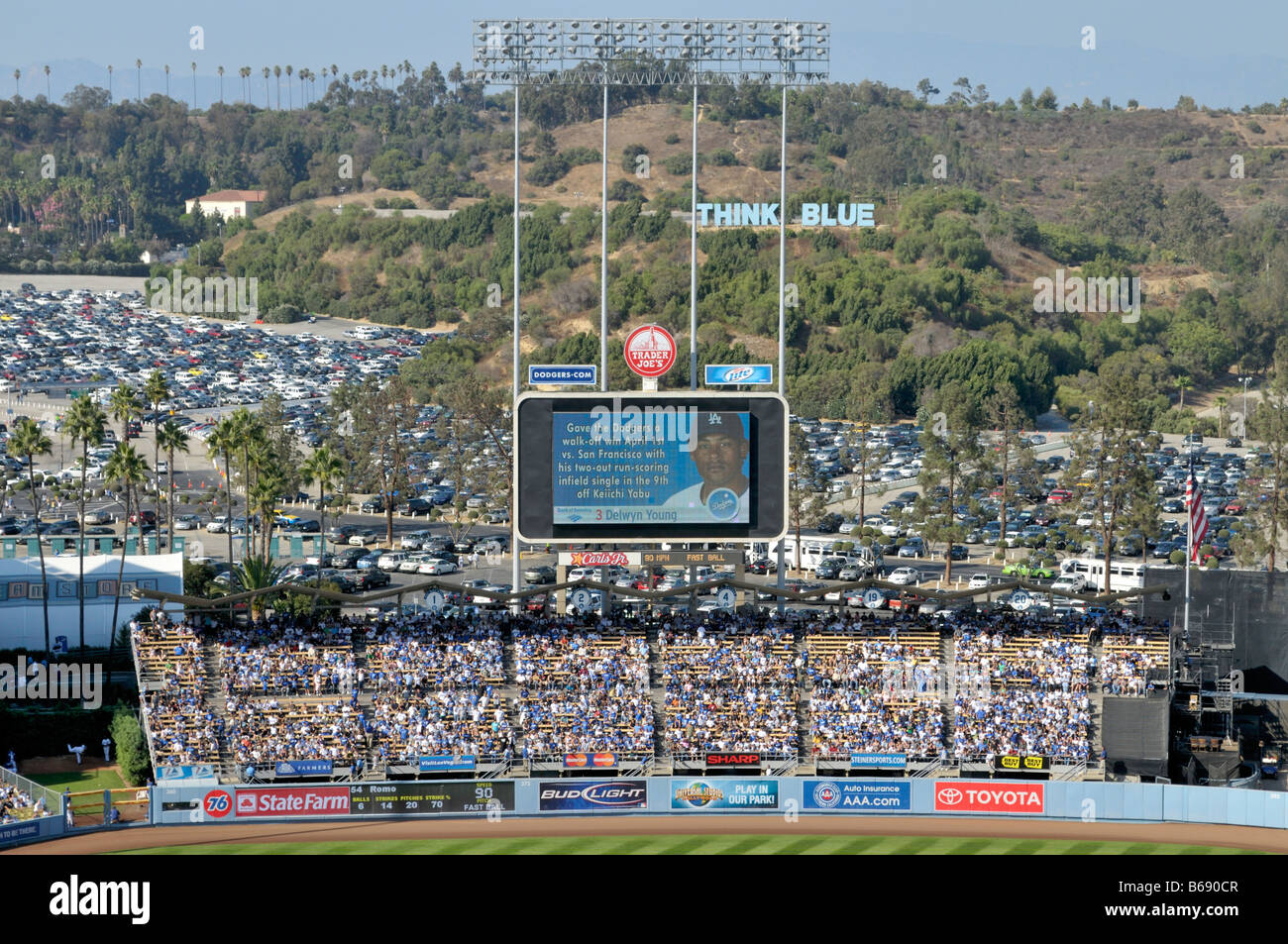 Think Blue - beraten platzierte in sehr großen Buchstaben auf den Hügeln in der Nähe von Dodger Stadium in Los Angeles Stockfoto