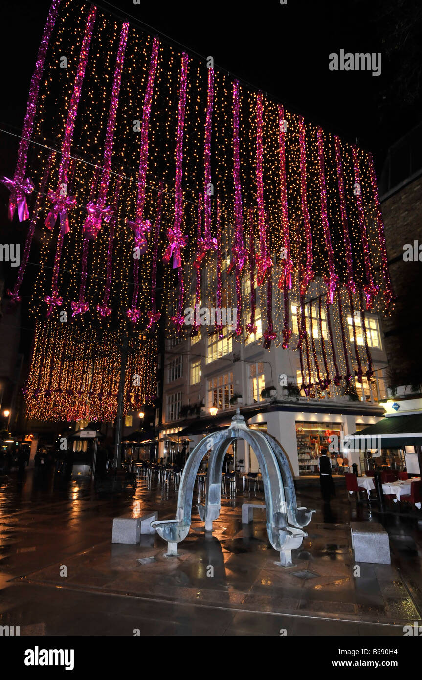 Weihnachtsschmuck & Licht Londoner West End Shopping Essen Business Area street scene St Christophers Platz gleich neben der Oxford Street England Großbritannien Stockfoto