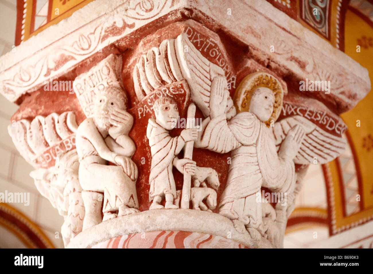 Romanische Skulptur auf Spalte Kapitalien, Kirche von Saint-Pierre (11.-12. Jh.), Chauvigny, Poitou, Frankreich Stockfoto