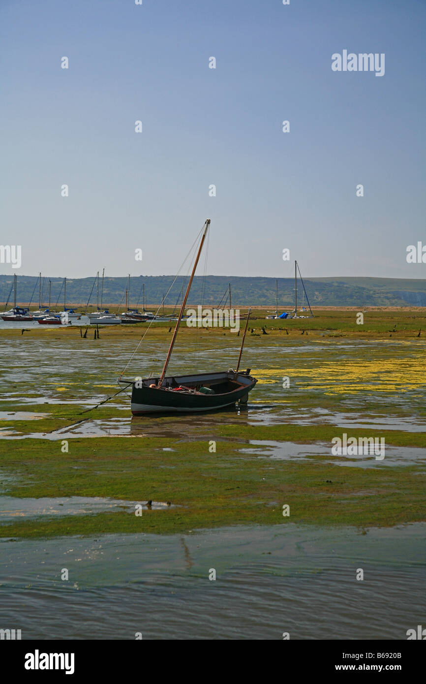 Sortierte Yachten vor Anker im Keyhaven Hafen Hampshire England UK Stockfoto