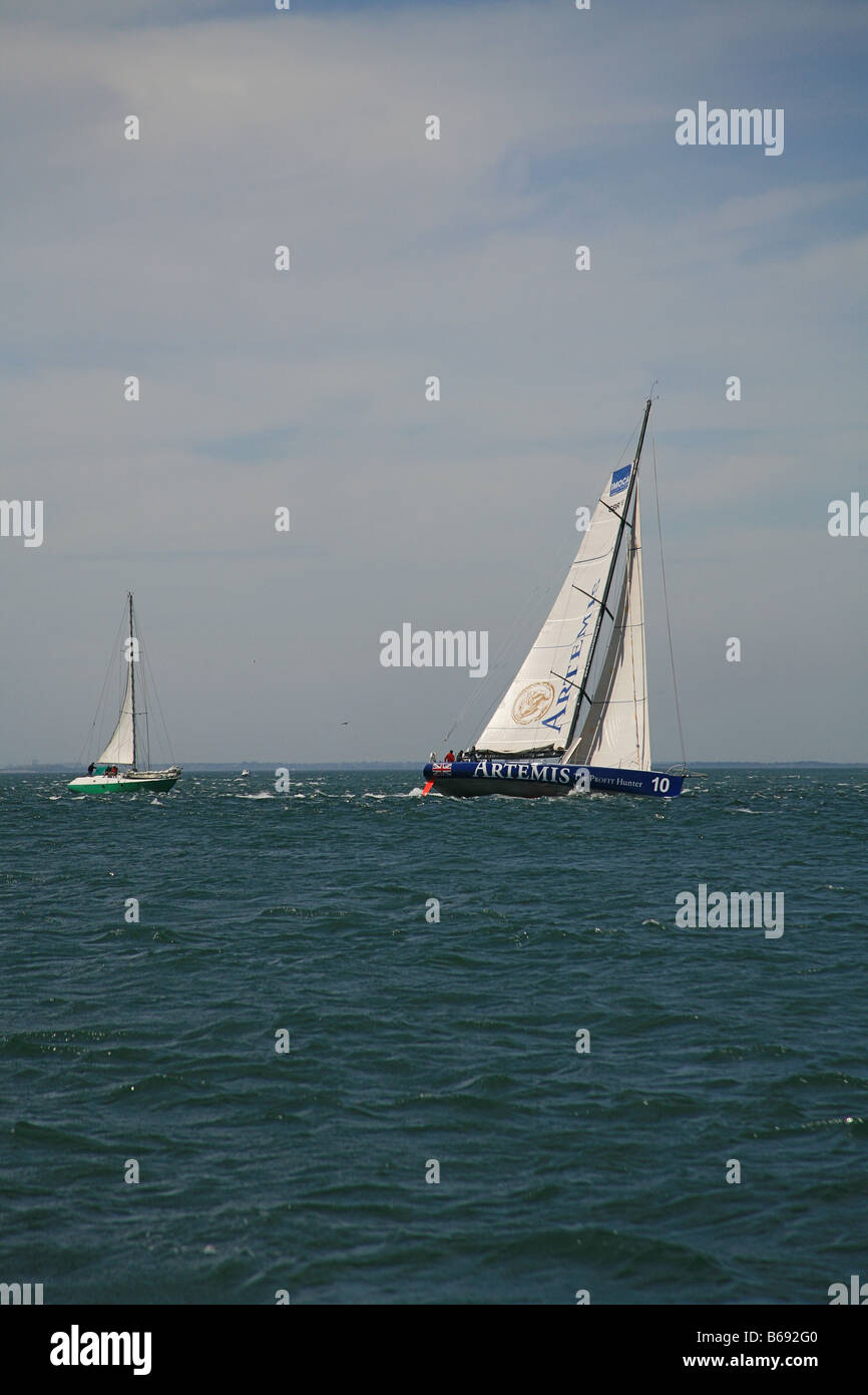 Rennyacht "Artemis" mit Geschwindigkeit im Solent in der Nähe von Lymington Hampshire England UK Stockfoto