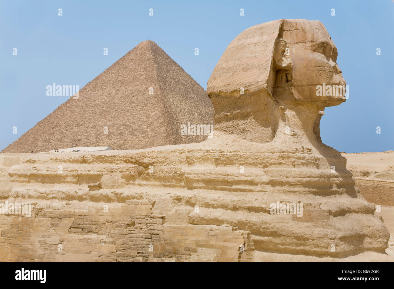 Große Sphinx mit der Cheops-Pyramide im Hintergrund Stockfoto