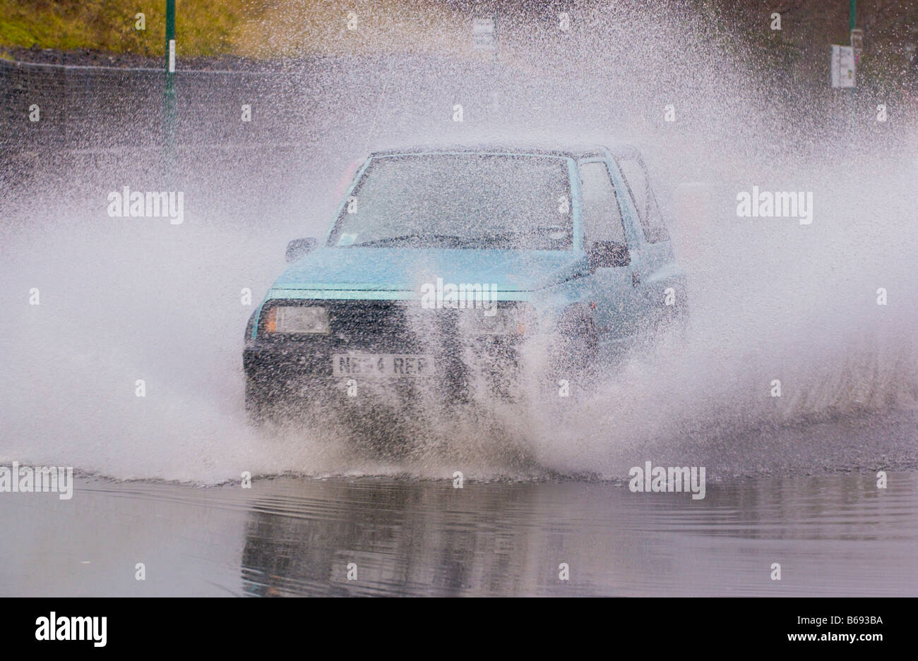 Die Autos fahren durch Hochwasser Spritzwasser nach Straße überflutet durch Starkregen Ebbw Vale South Wales UK Stockfoto