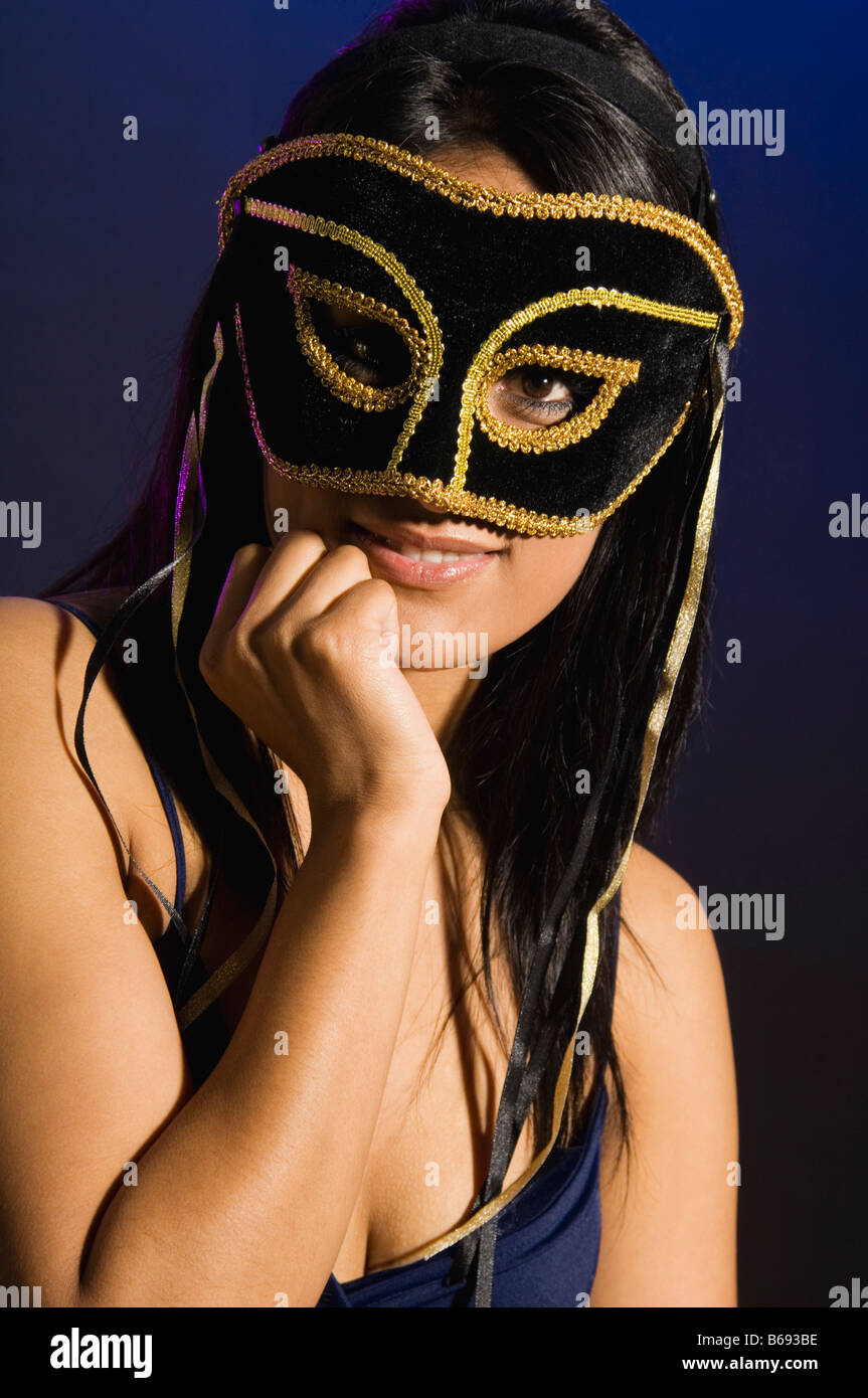 Studio-Porträt der jungen Frau mit Maske Stockfoto