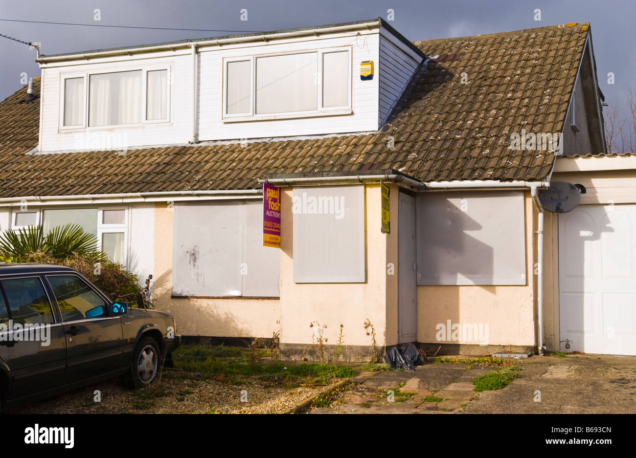 Repossessed Doppelhaushälfte Haus zum Verkauf Versteigerung in South Wales UK Stockfoto