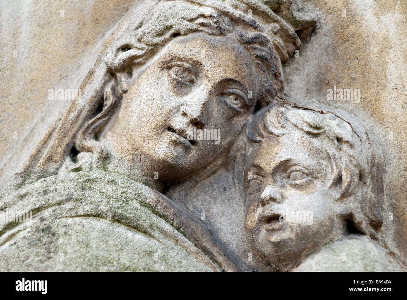 Muttergottes mit Kind auf Grabstein - alte Powazki-Friedhof in Warschau, Polen Stockfoto