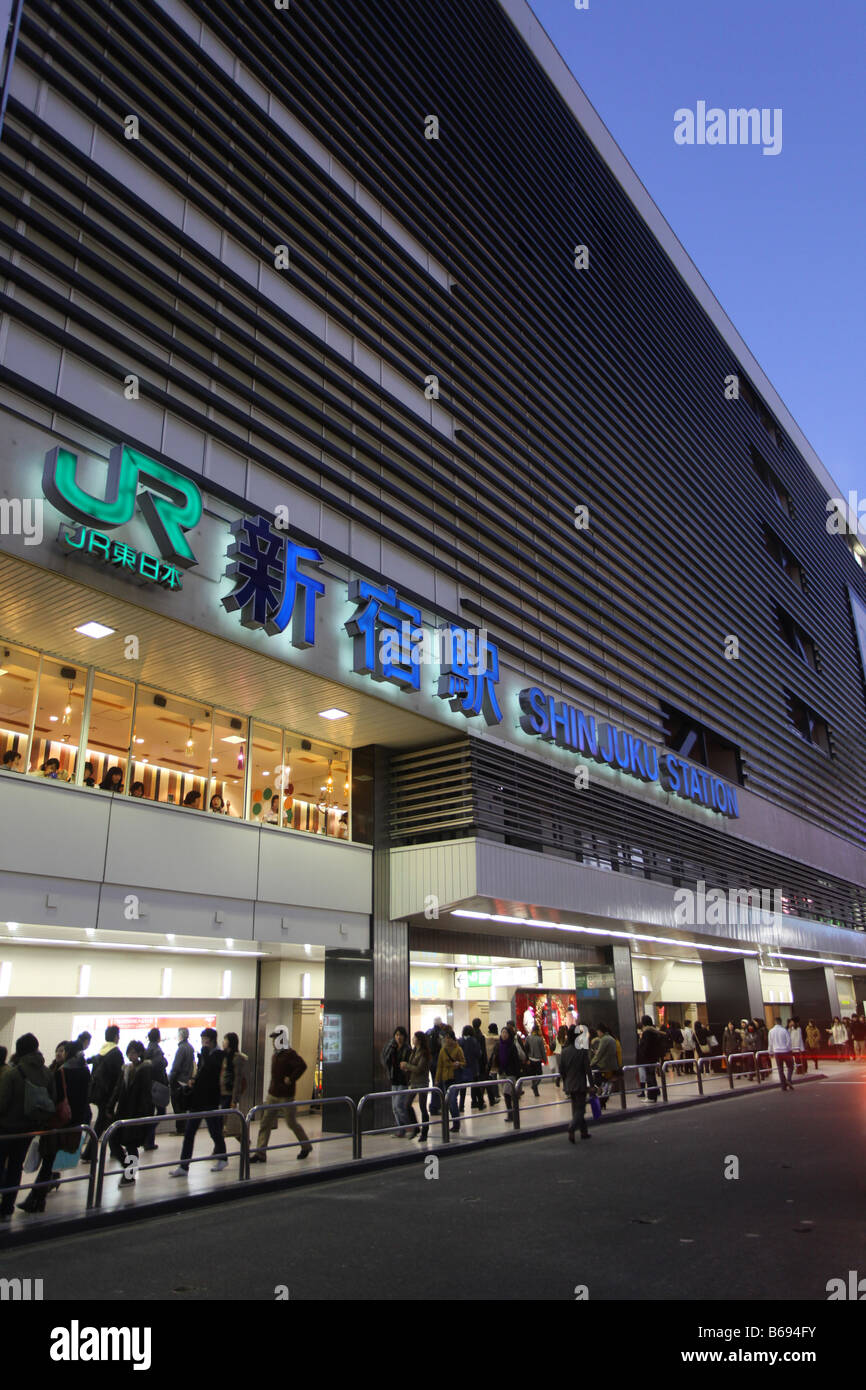 Shinjuku-Bahnhof in Tokio mit der JR-Linie und der Tokyo Metro Stockfoto