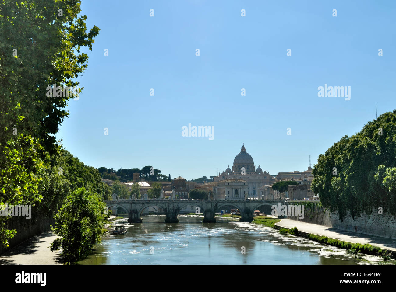 Ein Blick in die St. Peter-Basilika und Ponte Sant Angelo Fluss Tiber, Rom, Latium, Italien, Europa. Stockfoto