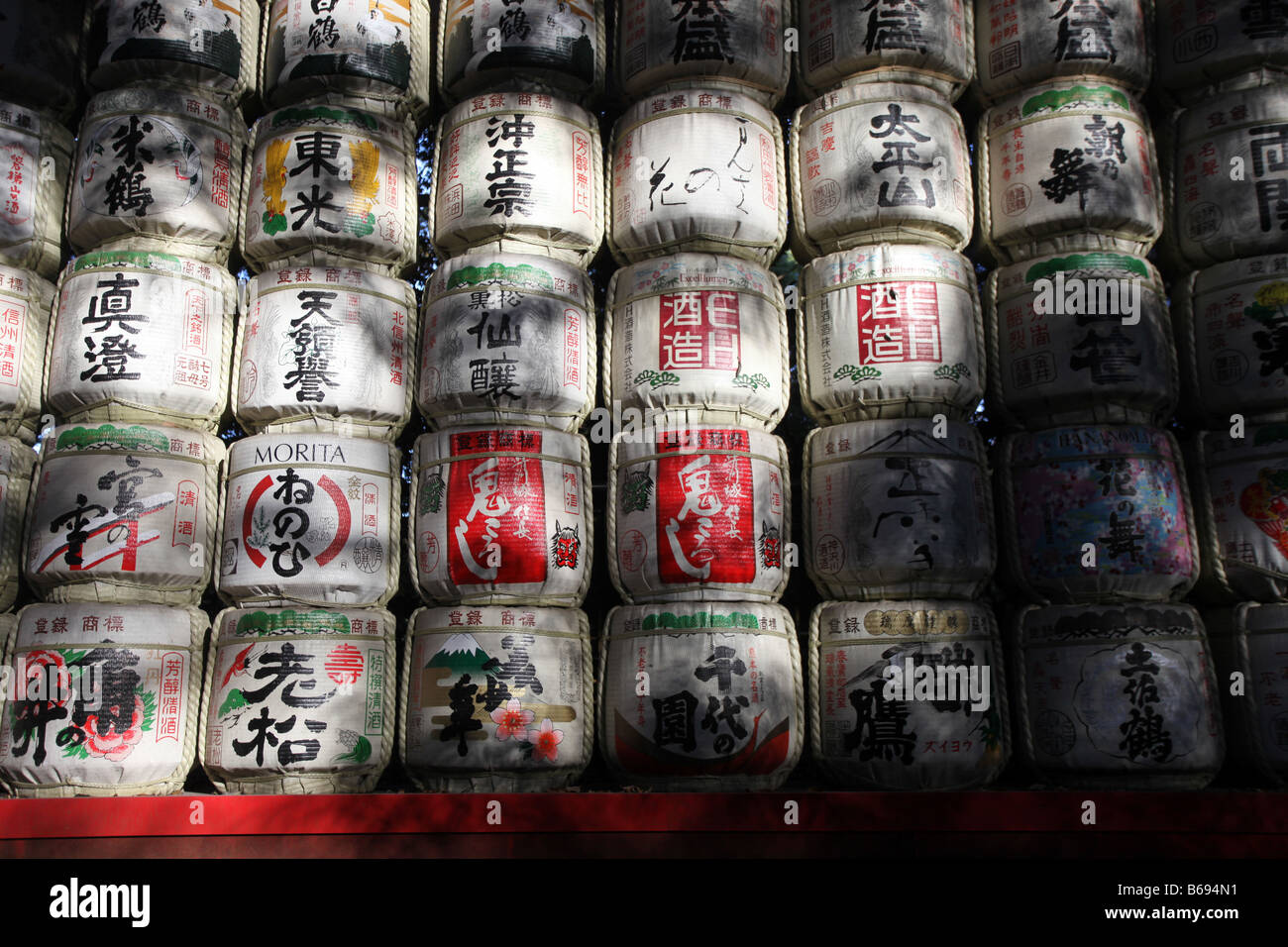 Sake-Fässer an Meiji Jingu im Yoyogi Park in Harajuku Tokio Japan Stockfoto