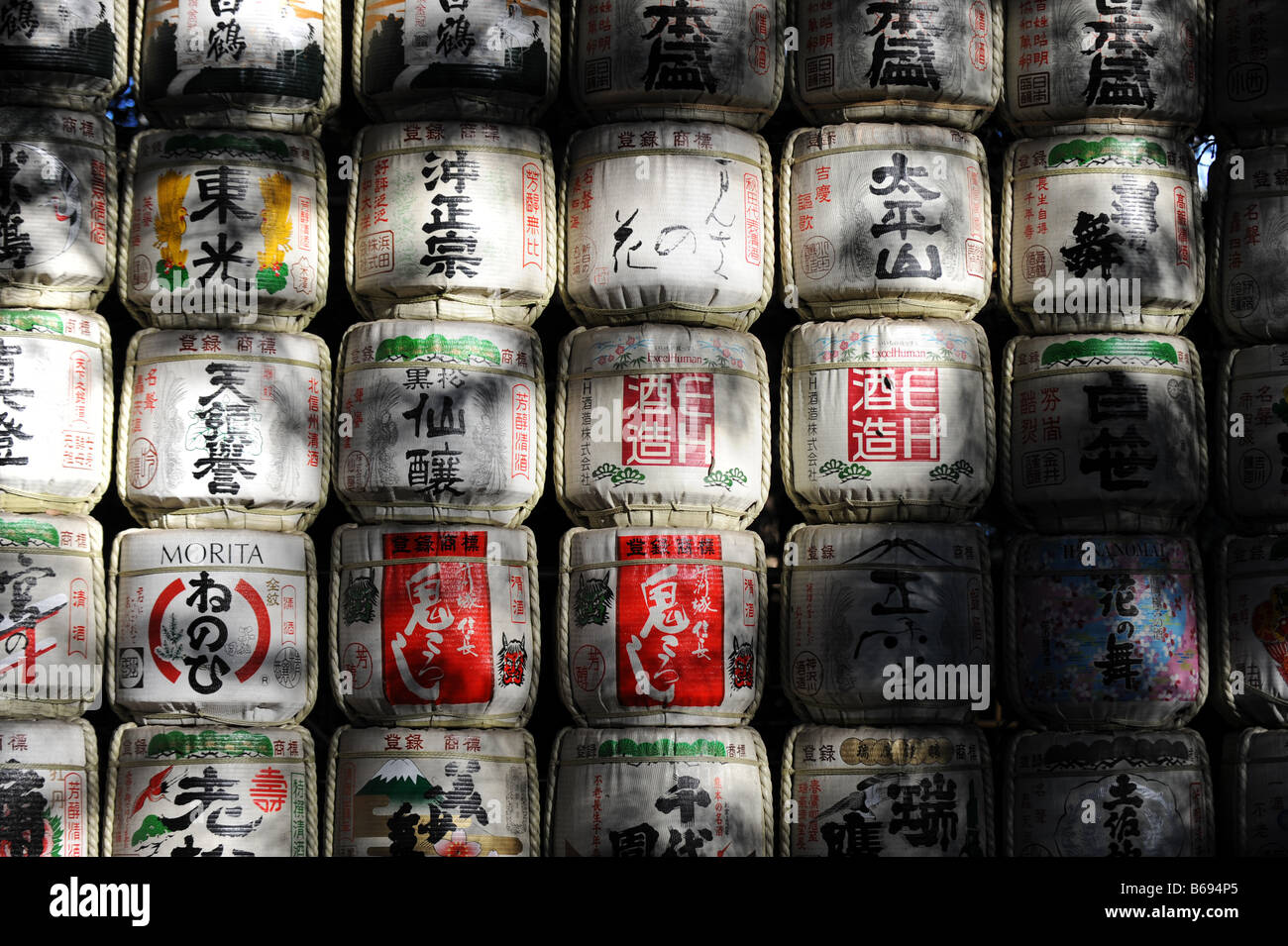 Sake-Fässer an Meiji Jingu im Yoyogi Park in Harajuku Tokio Japan Stockfoto