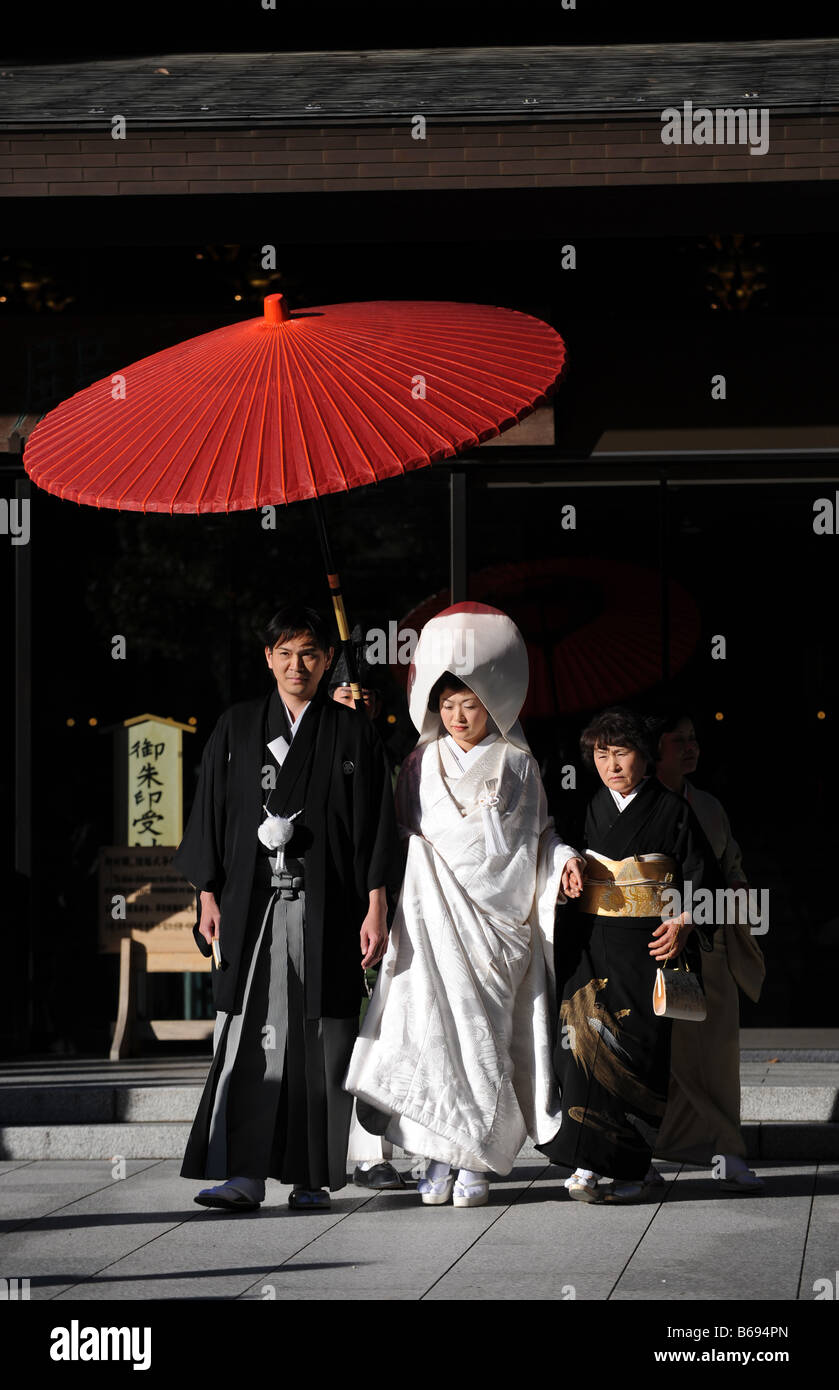 Der Bräutigam und die Braut bei einer Shinto Hochzeitszeremonie am Meiji-Schrein Tokio Japan Stockfoto