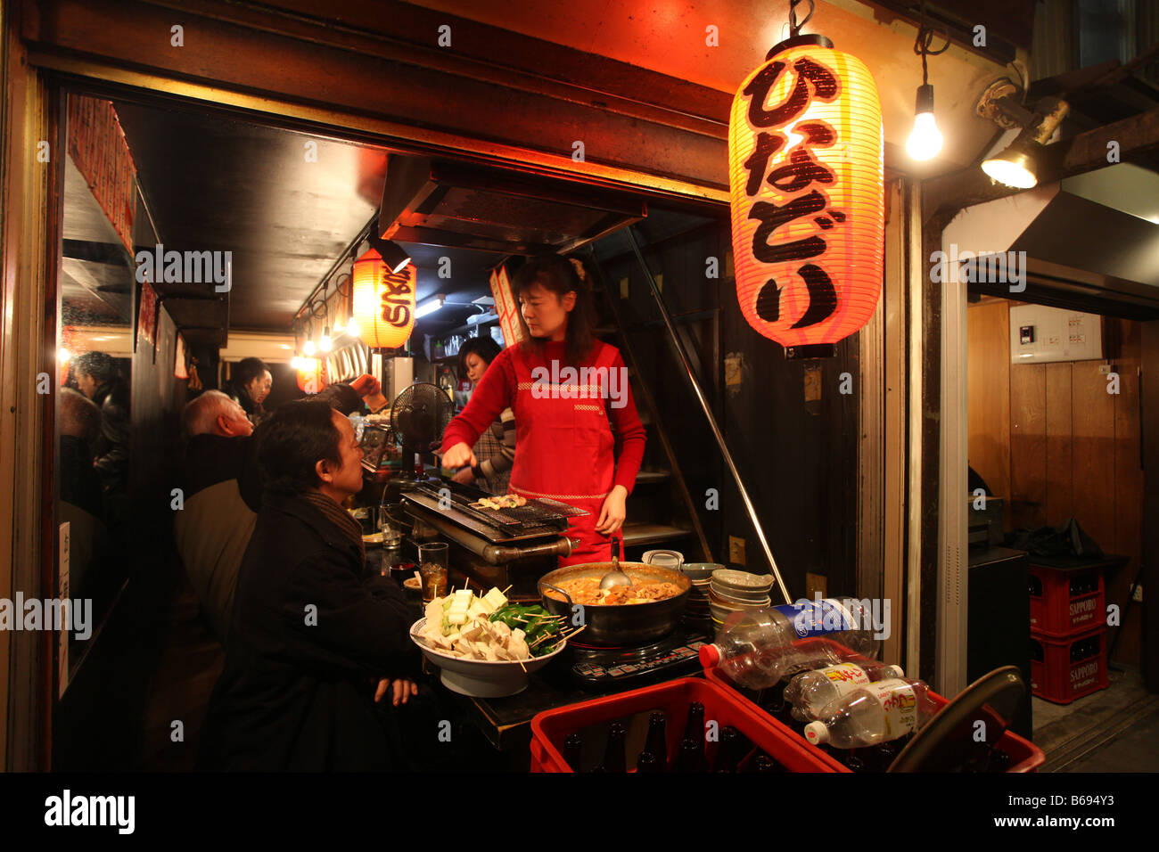 Ein Yakitori-Restaurant in Tokio Shinjuku - Yakitori bedeutet gegrilltes Vogel und in der Regel ähnelt Hähnchenspieße Stockfoto
