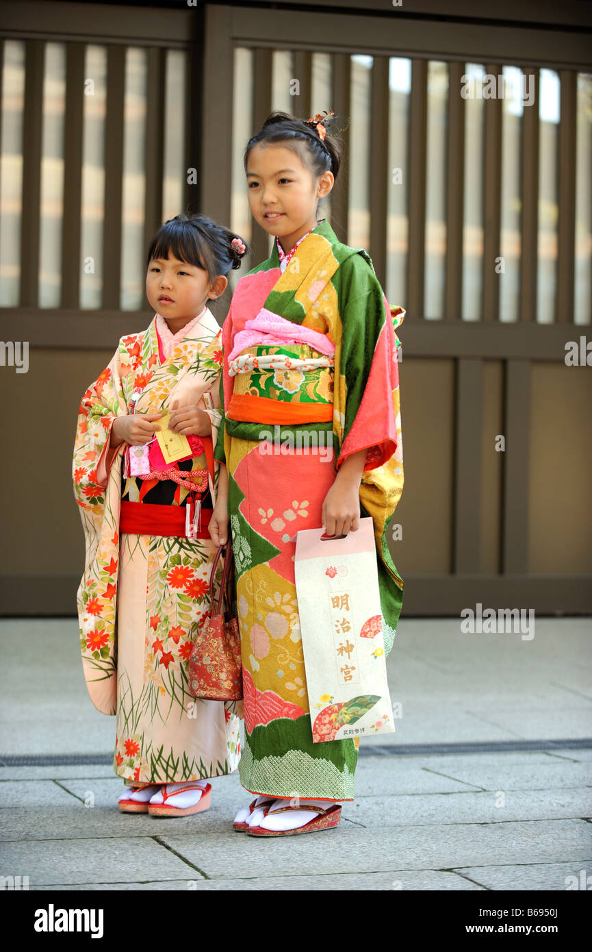 Zwei junge japanische Mädchen, gekleidet in Kimono an Meiji-Schrein in Tokio Stockfoto