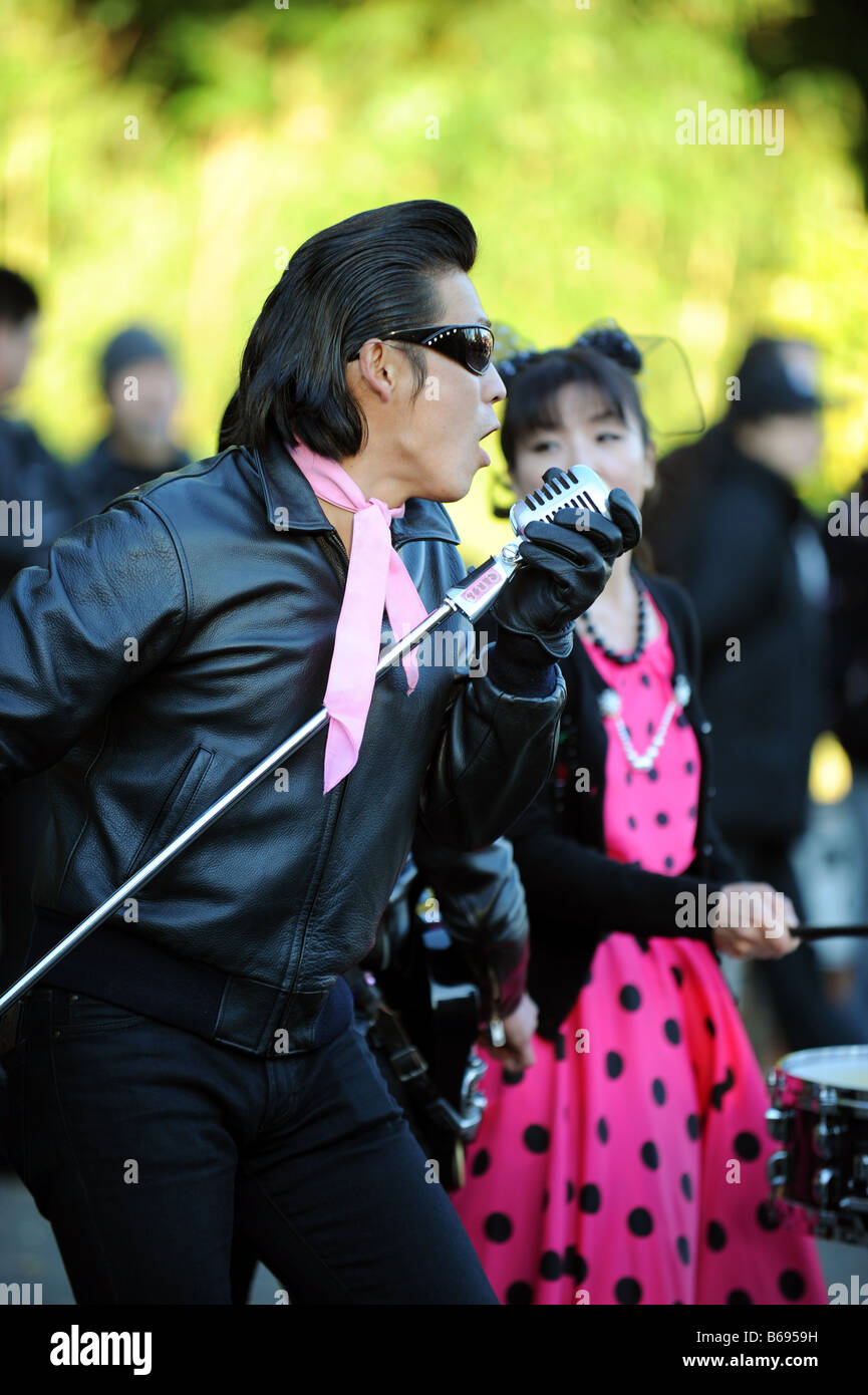 Rockabilly Tänzer von Harajuku in Tokio, die 1950 Musik außerhalb Yoyogi Park jeden Sonntag tanzen Stockfoto