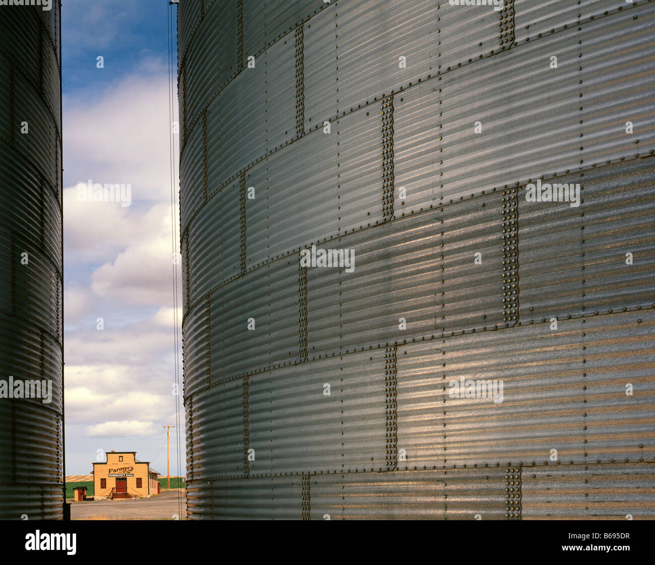 WASHINGTON-Getreidesilos und der Community Hall bei Bauern im Douglas County. Stockfoto