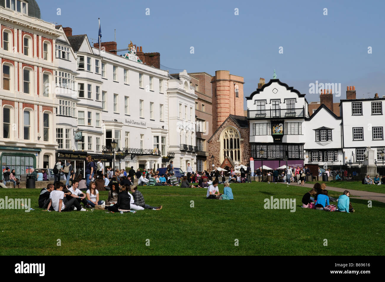 Kathedrale grünen historische Gebäude und Besucher in Exeter City Center Devon England UK Stockfoto