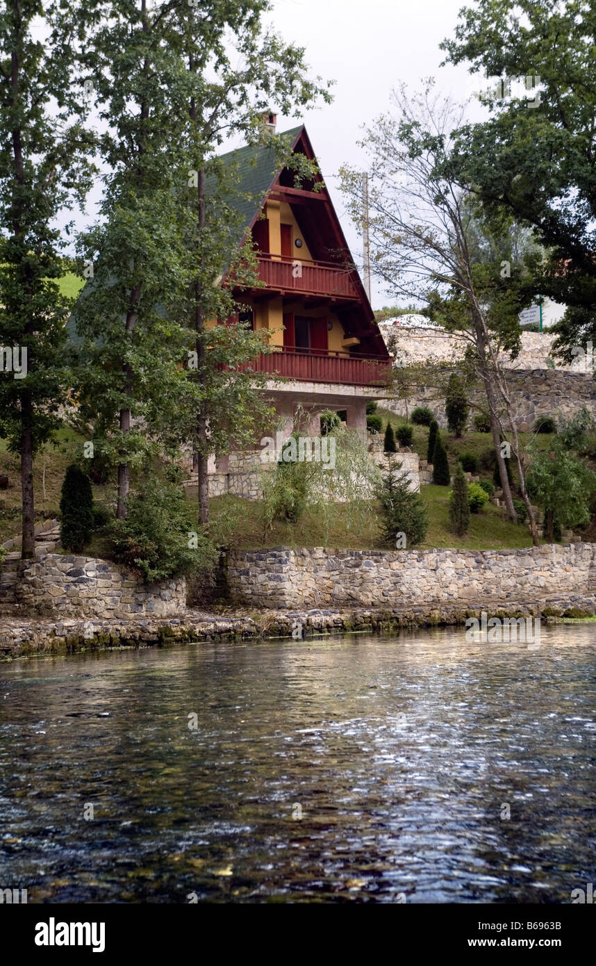 Bosnien und Herzegowina Wochenende Haus im Fliegenfischen Zentrum am Ufer des Ribnik Fluss der Republika Srpska Stockfoto