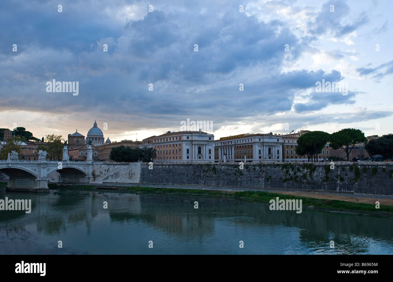 Rom-Blick des Lungotevere Vaticano von S Angelo Brücke Stockfoto